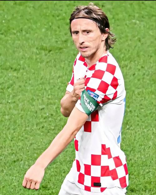 NBA重磅消息：詹姆斯力挺字母哥，东契奇不满湖人，塔图姆遭垫脚